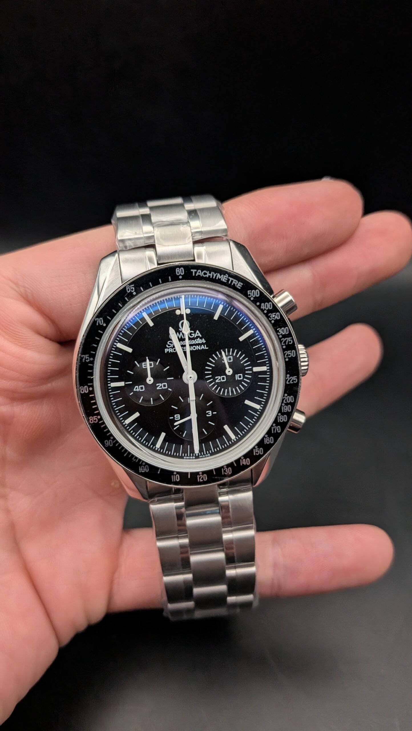 Omega — cronógrafo clásico con esfera negra y brazalete de acero