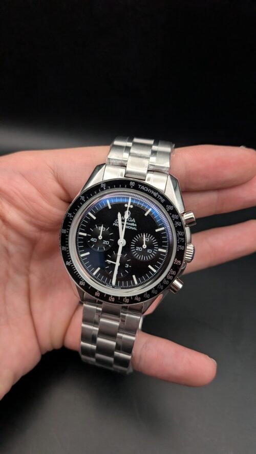 Omega — cronógrafo clásico con esfera negra y brazalete de acero