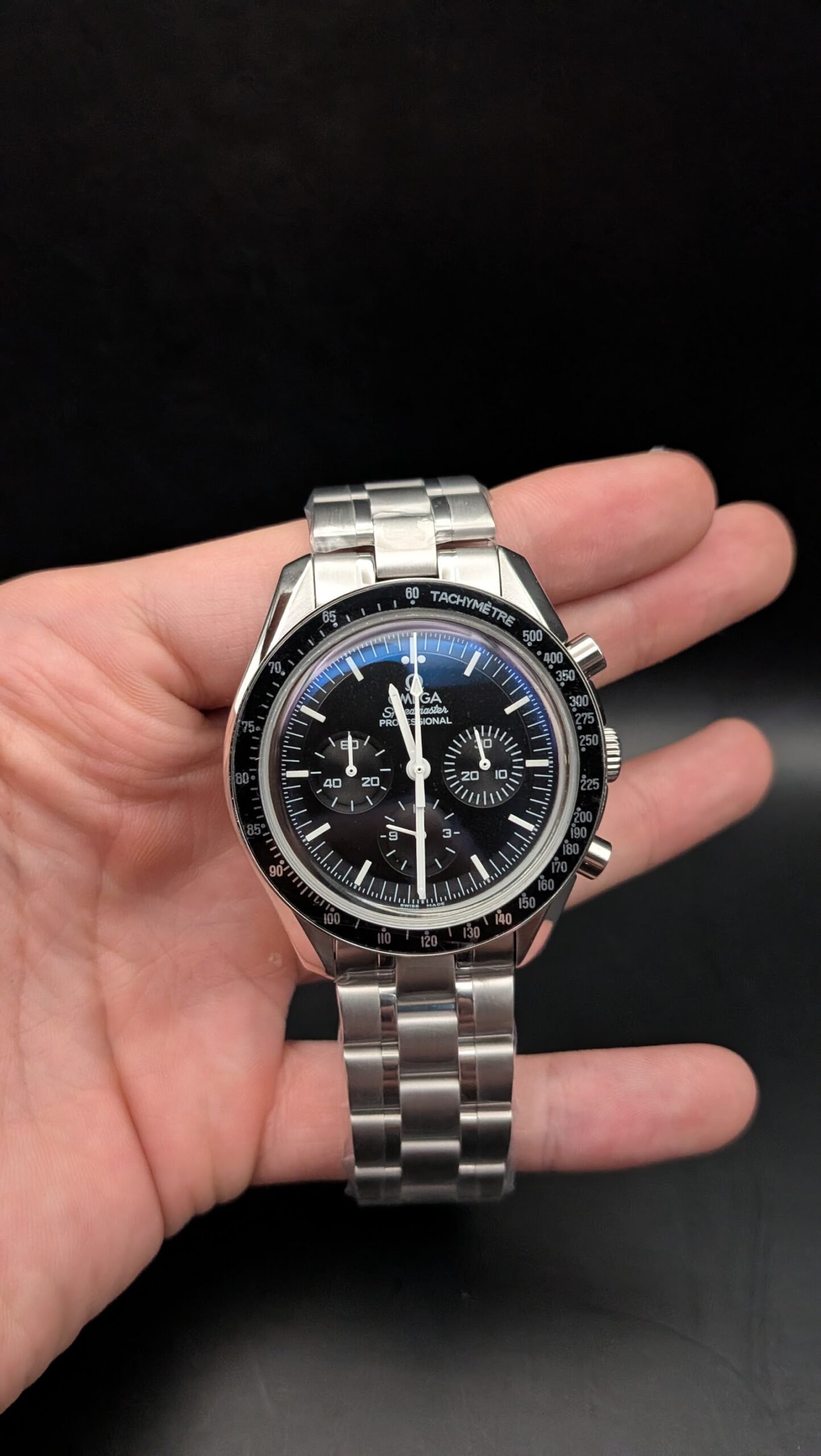 Omega — cronógrafo clásico con esfera negra y brazalete de acero