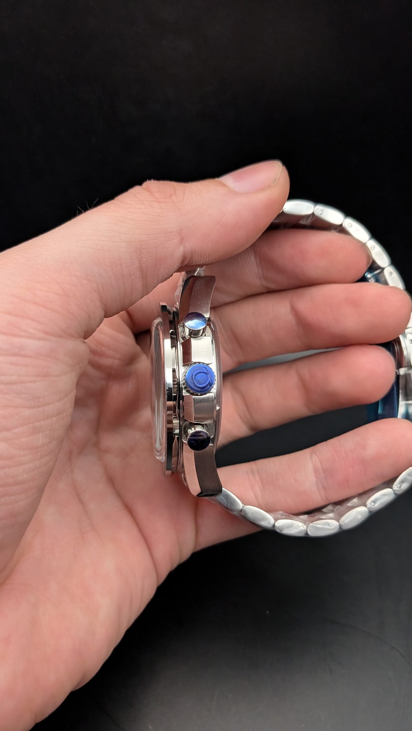 Omega — cronógrafo clásico con esfera negra y brazalete de acero