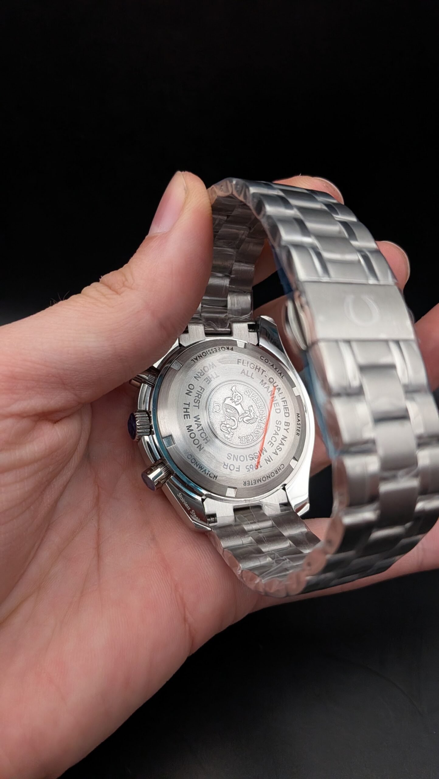 Omega — cronógrafo clásico con esfera negra y brazalete de acero