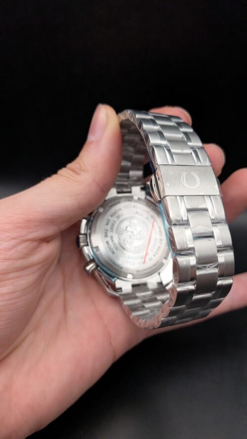 Omega — cronógrafo clásico con esfera negra y brazalete de acero