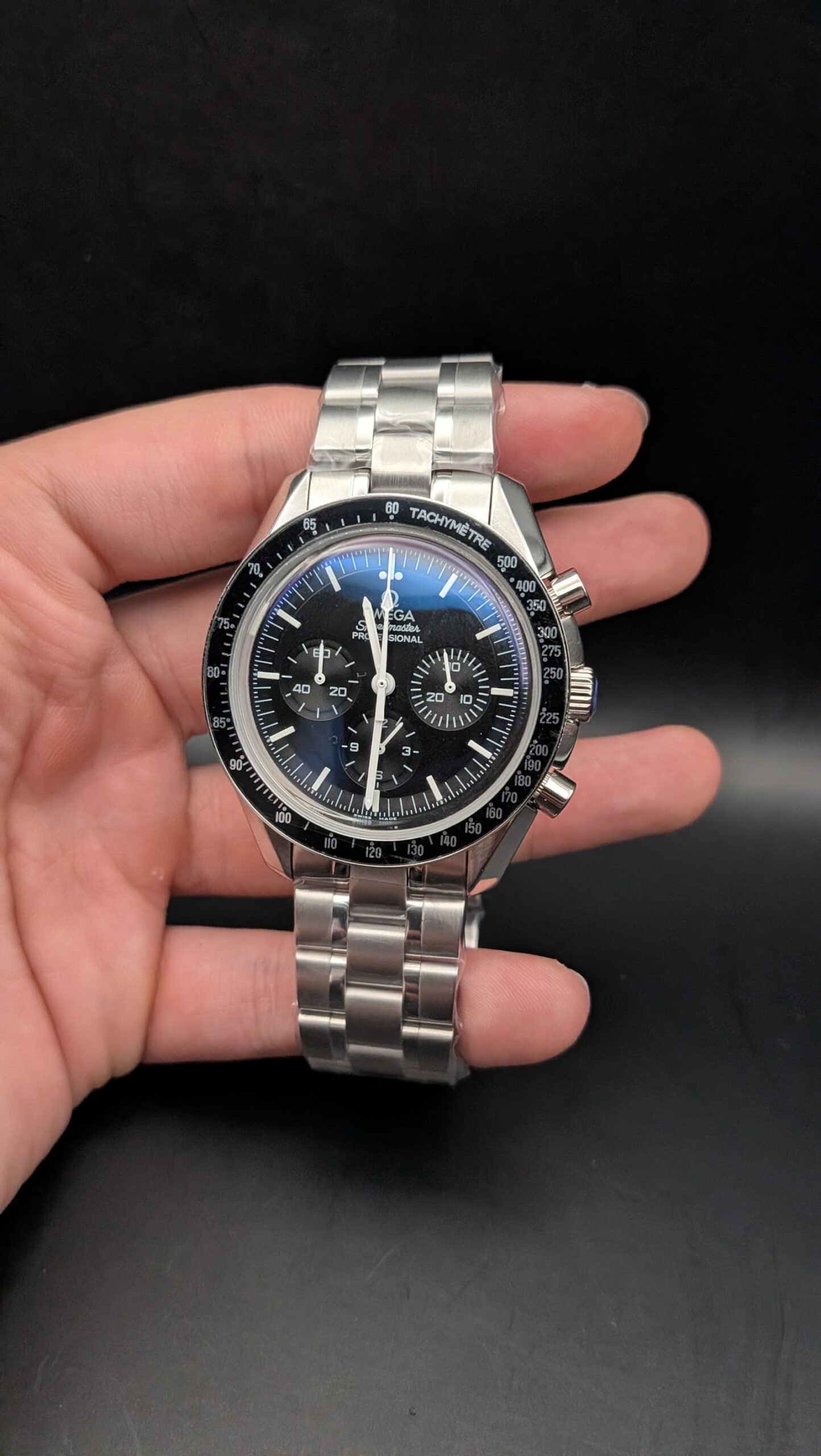 Omega — cronógrafo clásico con esfera negra y brazalete de acero