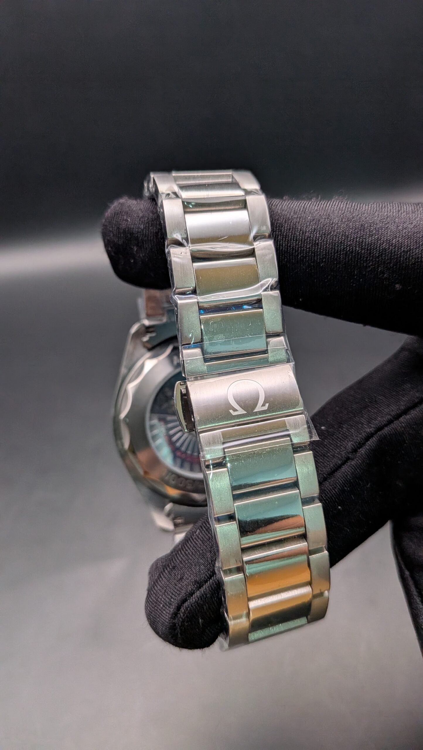 Omega — cronógrafo clásico con esfera negra y brazalete de acero