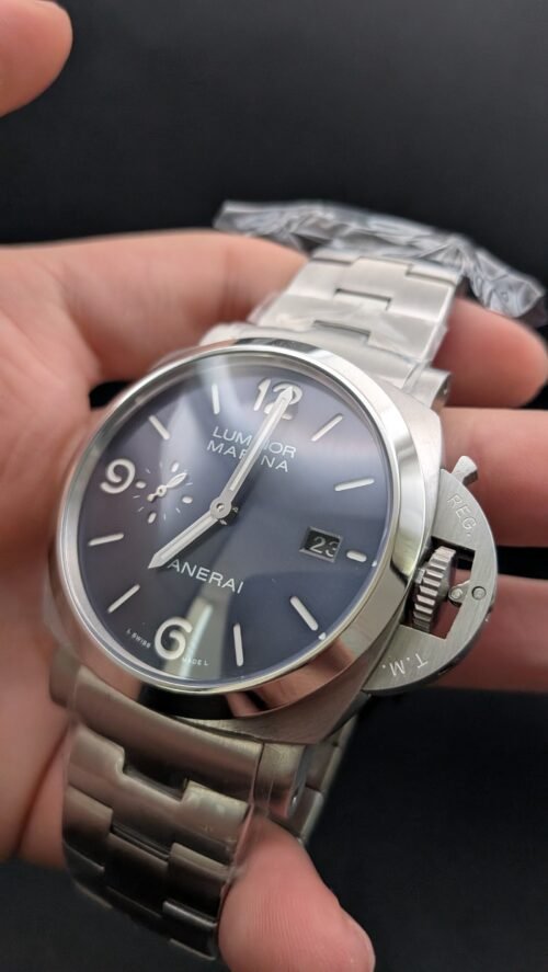 Panerai — esfera azul con segundero pequeño y brazalete de acero