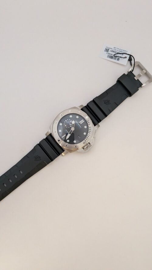 Panerai — esfera negra, bisel de acero y correa de caucho negra