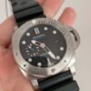 Panerai — esfera negra, bisel de acero y correa de caucho negra