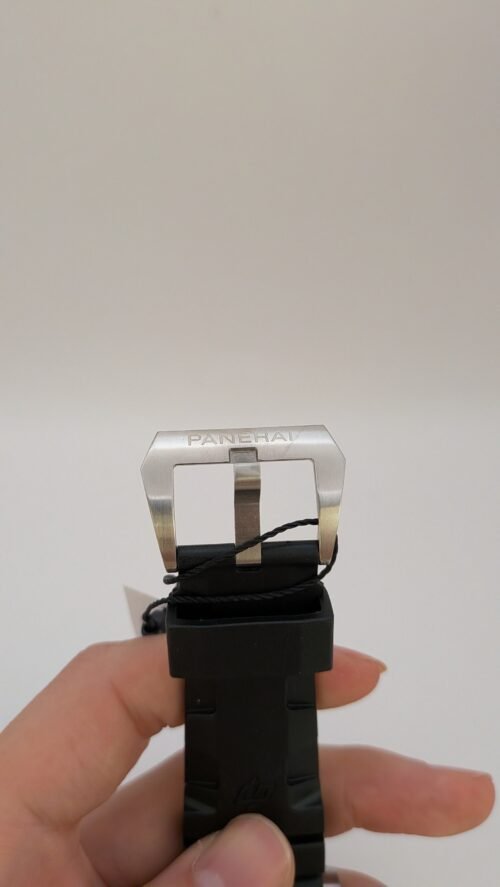 Panerai — esfera negra, bisel de acero y correa de caucho negra