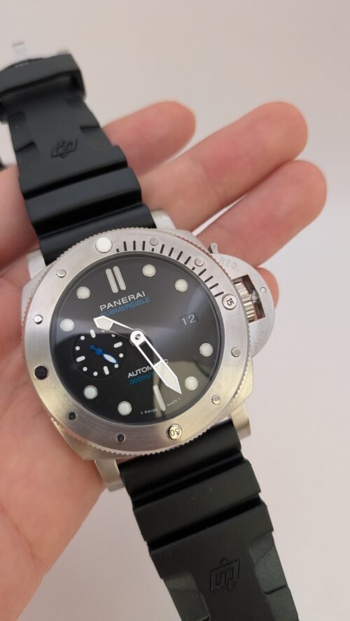 Panerai — esfera negra, bisel de acero y correa de caucho negra