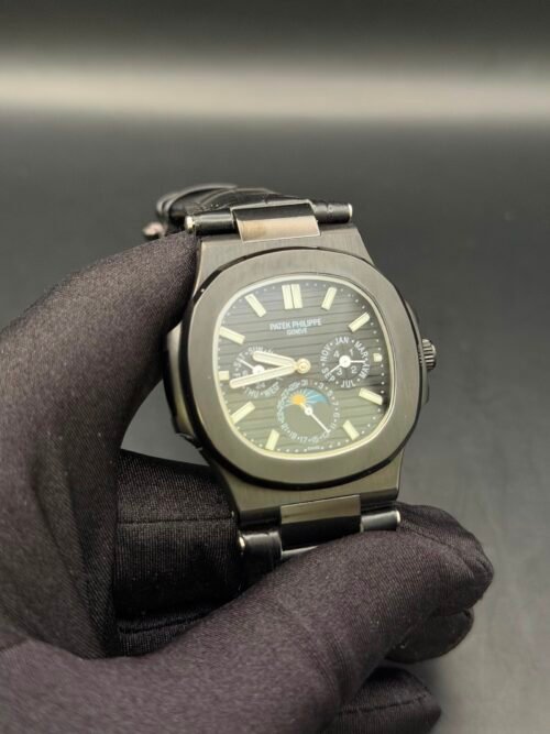 Patek Philippe — esfera negra con fases lunares, caja y brazalete negros