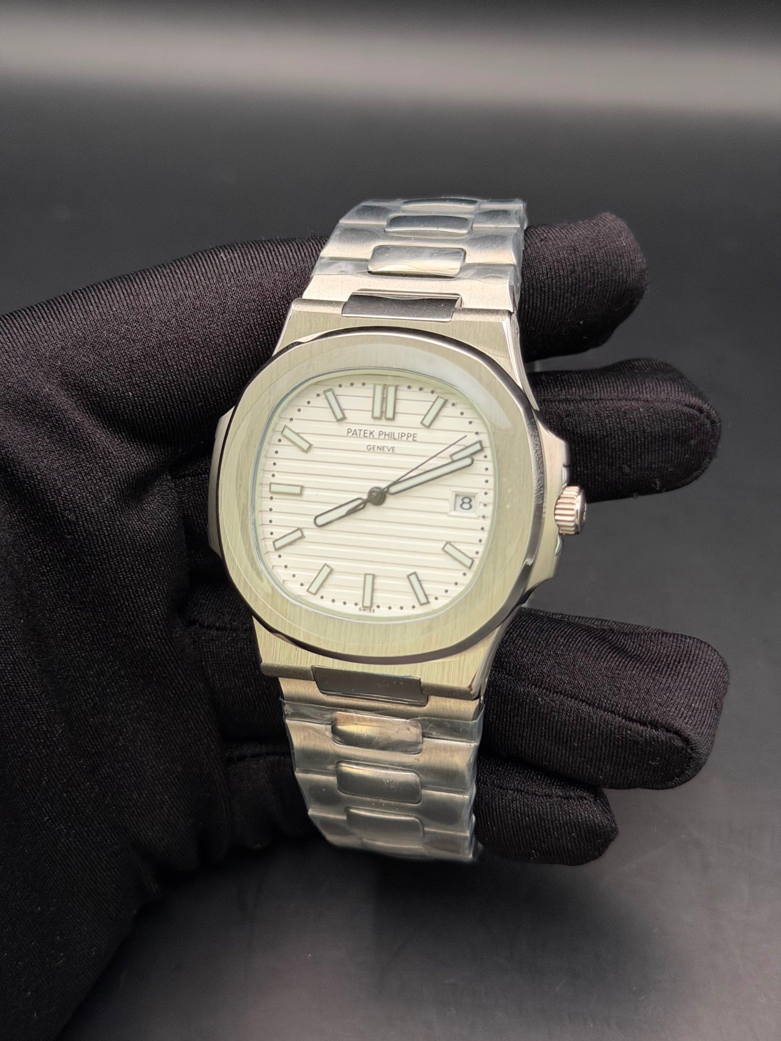 Patek Philippe — esfera blanca con relieve horizontal y brazalete de acero