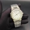 Patek Philippe — esfera blanca con relieve horizontal y brazalete de acero