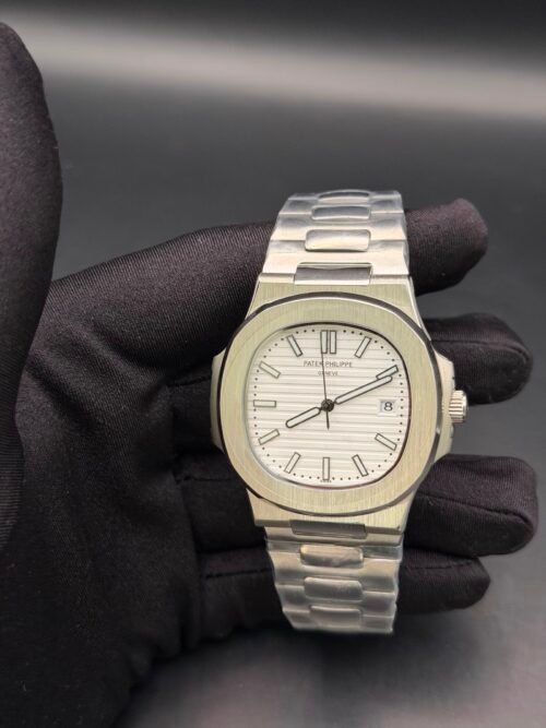 Patek Philippe — esfera blanca con relieve horizontal y brazalete de acero