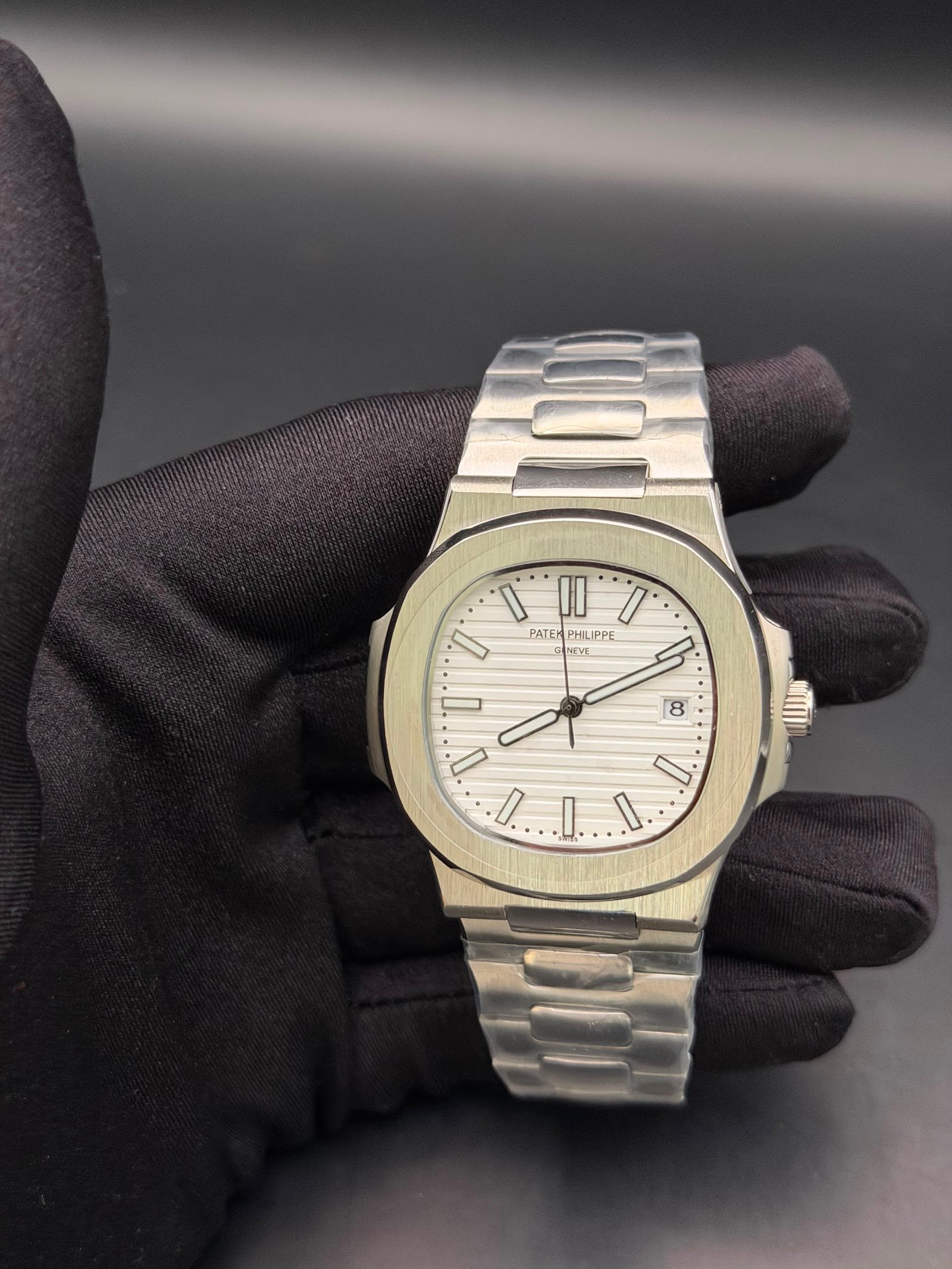 Patek Philippe — esfera blanca con relieve horizontal y brazalete de acero