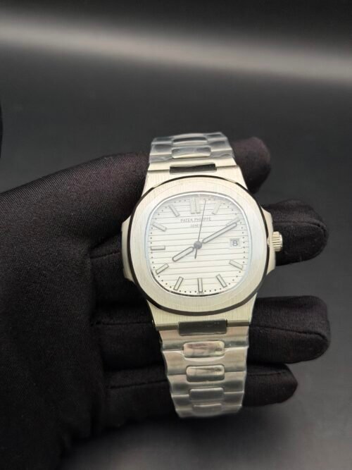 Patek Philippe — esfera blanca con relieve horizontal y brazalete de acero
