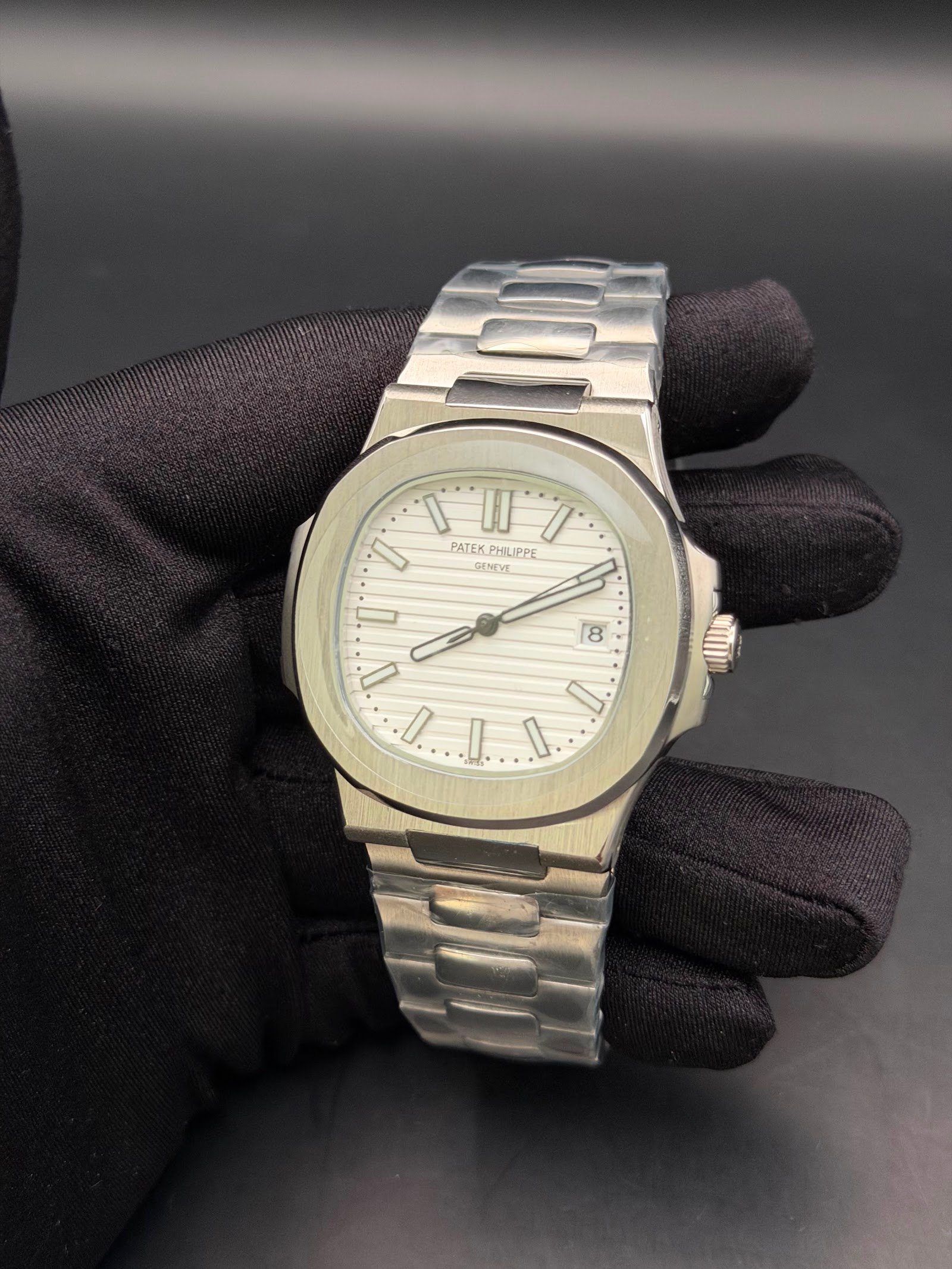 Patek Philippe — esfera blanca con relieve horizontal y brazalete de acero
