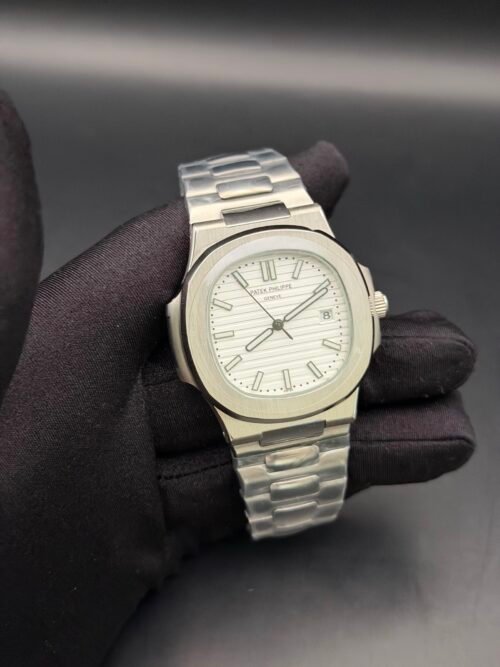 Patek Philippe — esfera blanca con relieve horizontal y brazalete de acero