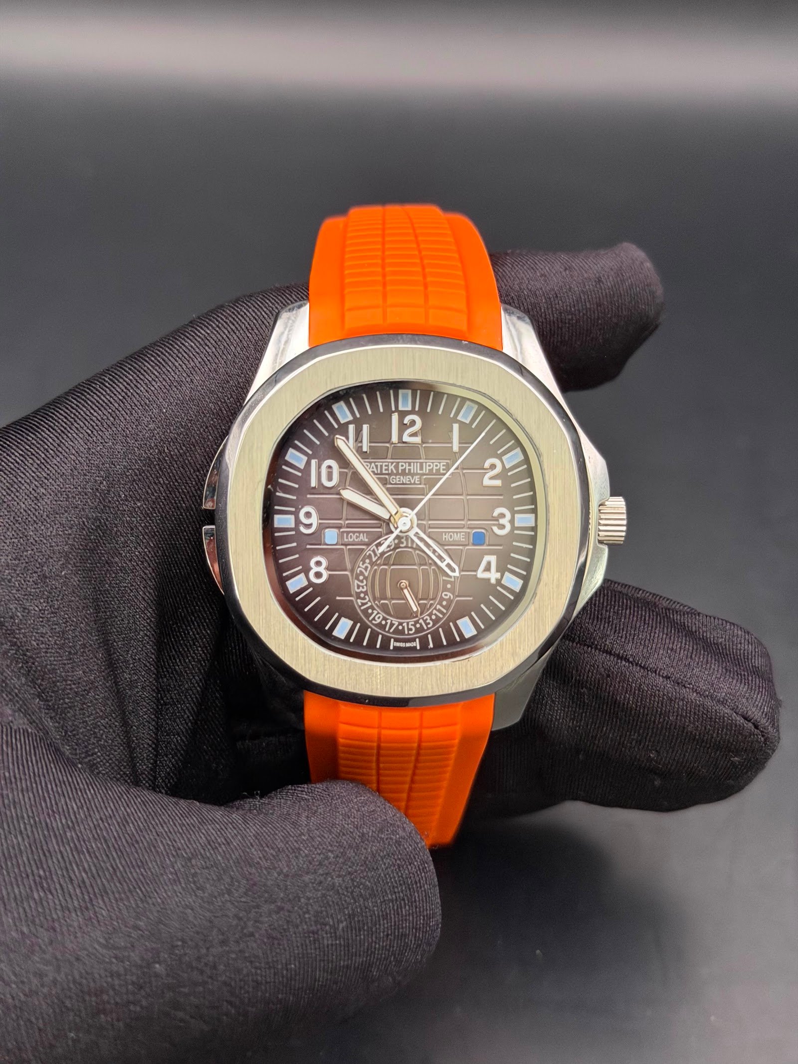 Patek Philippe — esfera marrón con números grandes y correa de caucho naranja