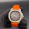 Patek Philippe — esfera marrón con números grandes y correa de caucho naranja