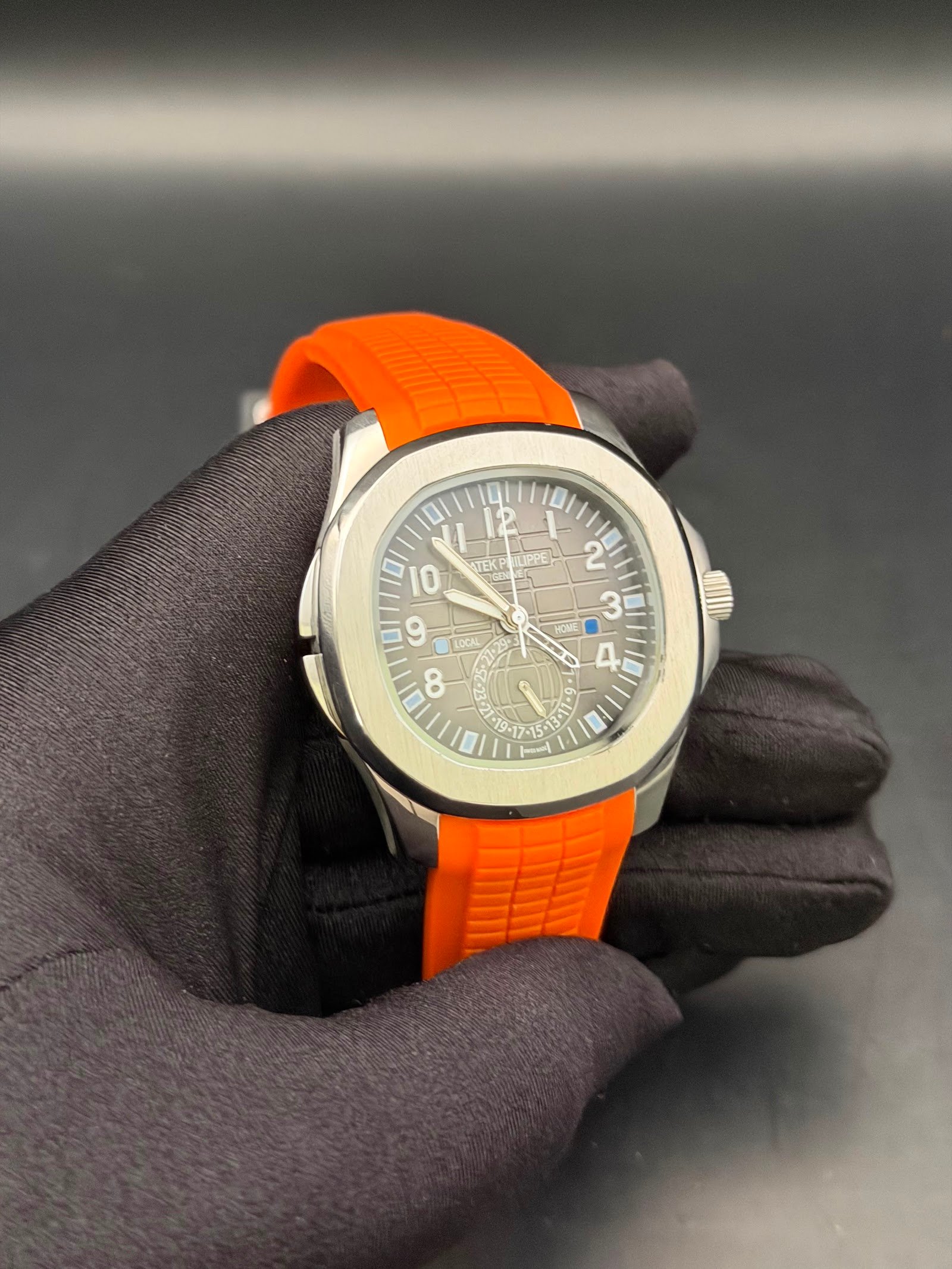 Patek Philippe — esfera marrón con números grandes y correa de caucho naranja