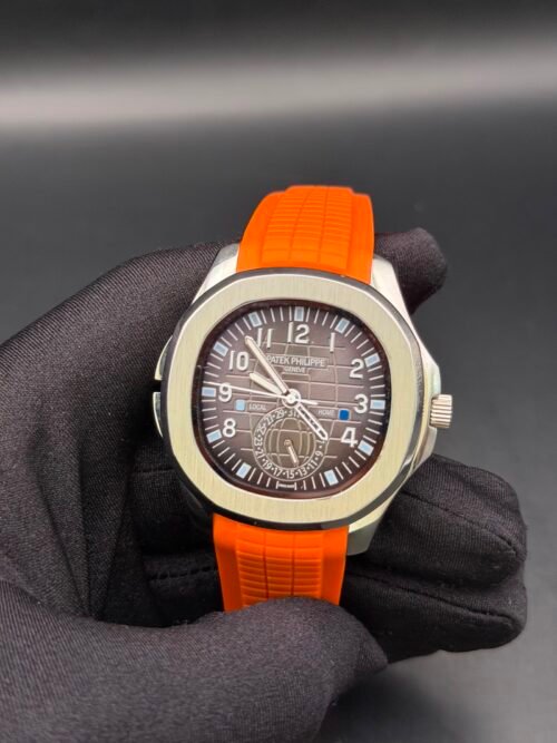 Patek Philippe — esfera marrón con números grandes y correa de caucho naranja