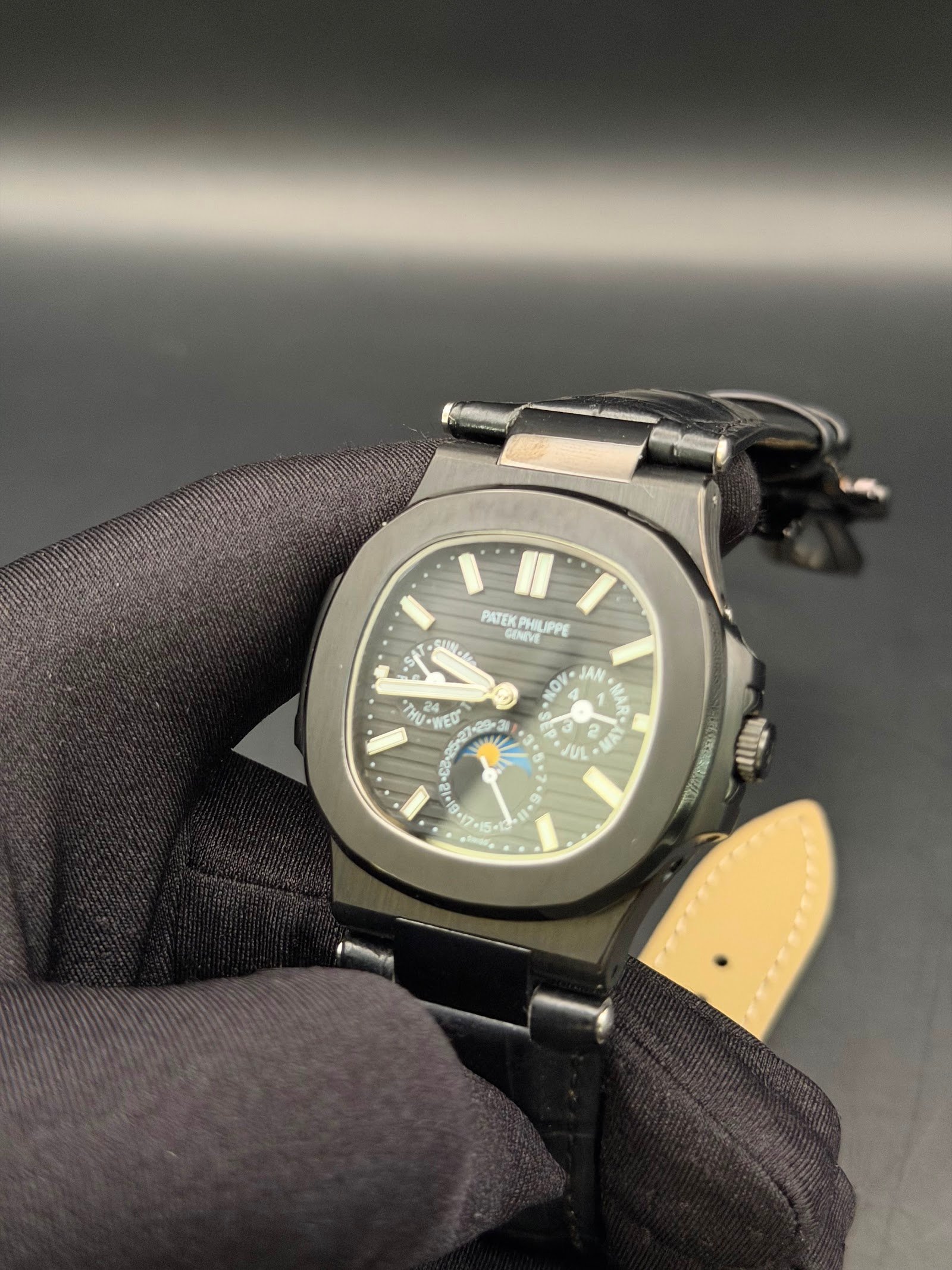 Patek Philippe — esfera negra con fases lunares, caja negra y correa de cuero negra