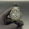 Patek Philippe — esfera negra con fases lunares, caja negra y correa de cuero negra