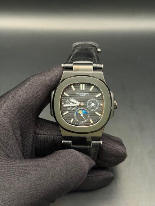 Patek Philippe — esfera negra con fases lunares, caja negra y correa de cuero negra