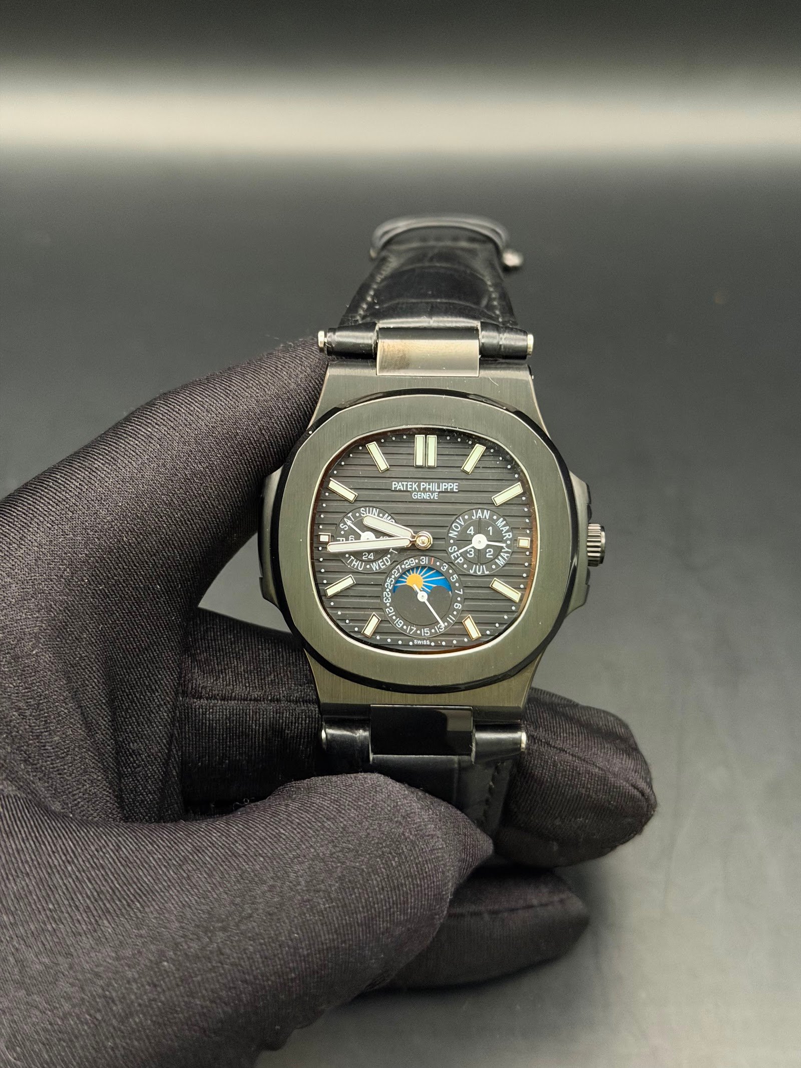 Patek Philippe — esfera negra con fases lunares, caja negra y correa de cuero negra
