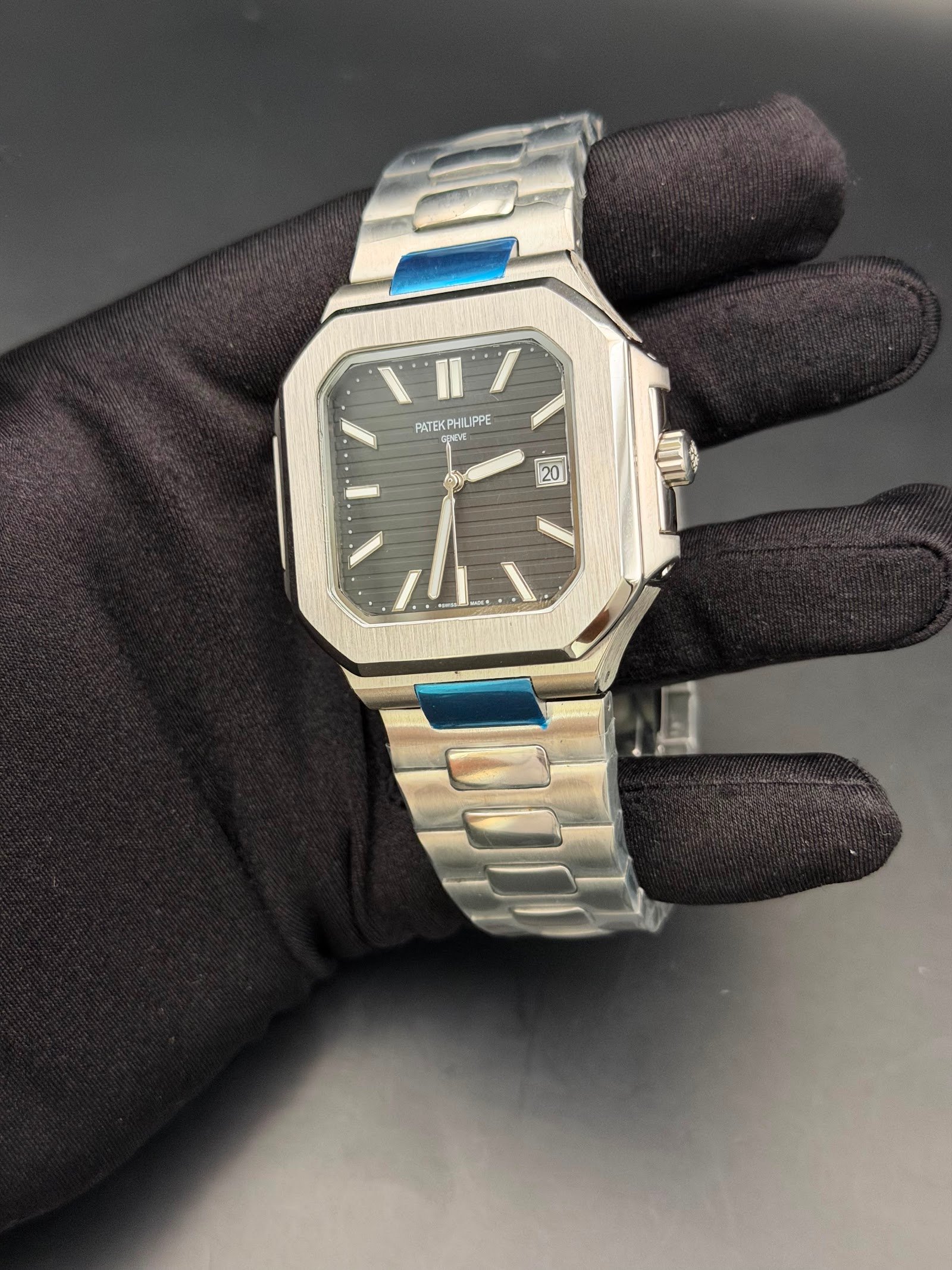 Patek Philippe — caja octagonal, esfera gris oscura y brazalete de acero