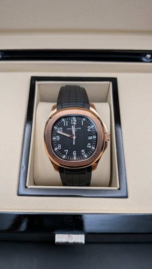 Patek Philippe — esfera negra con números grandes, caja oro rosa y correa de caucho negra