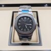 Patek Philippe — esfera negra con relieve horizontal y brazalete de acero