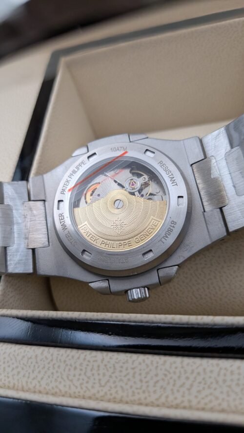 Patek Philippe — esfera negra con relieve horizontal y brazalete de acero