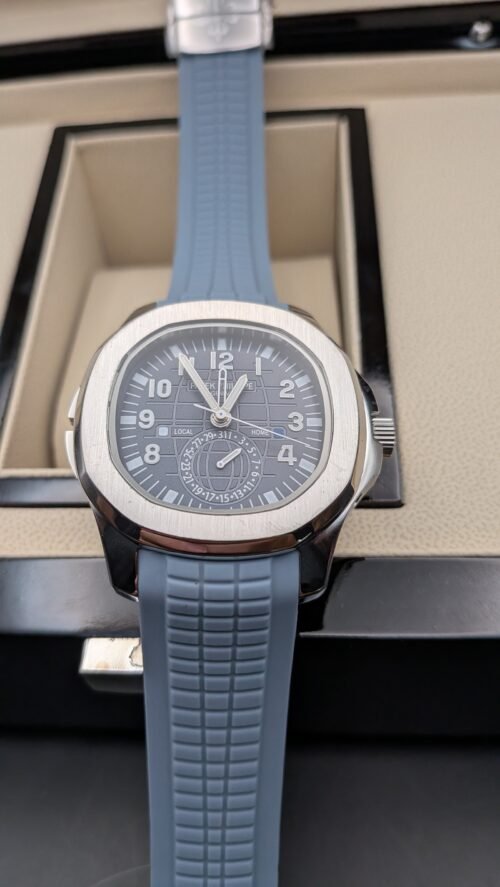 Patek Philippe — esfera gris azulada con doble huso horario y correa de caucho gris