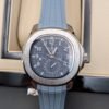 Patek Philippe — esfera gris azulada con doble huso horario y correa de caucho gris