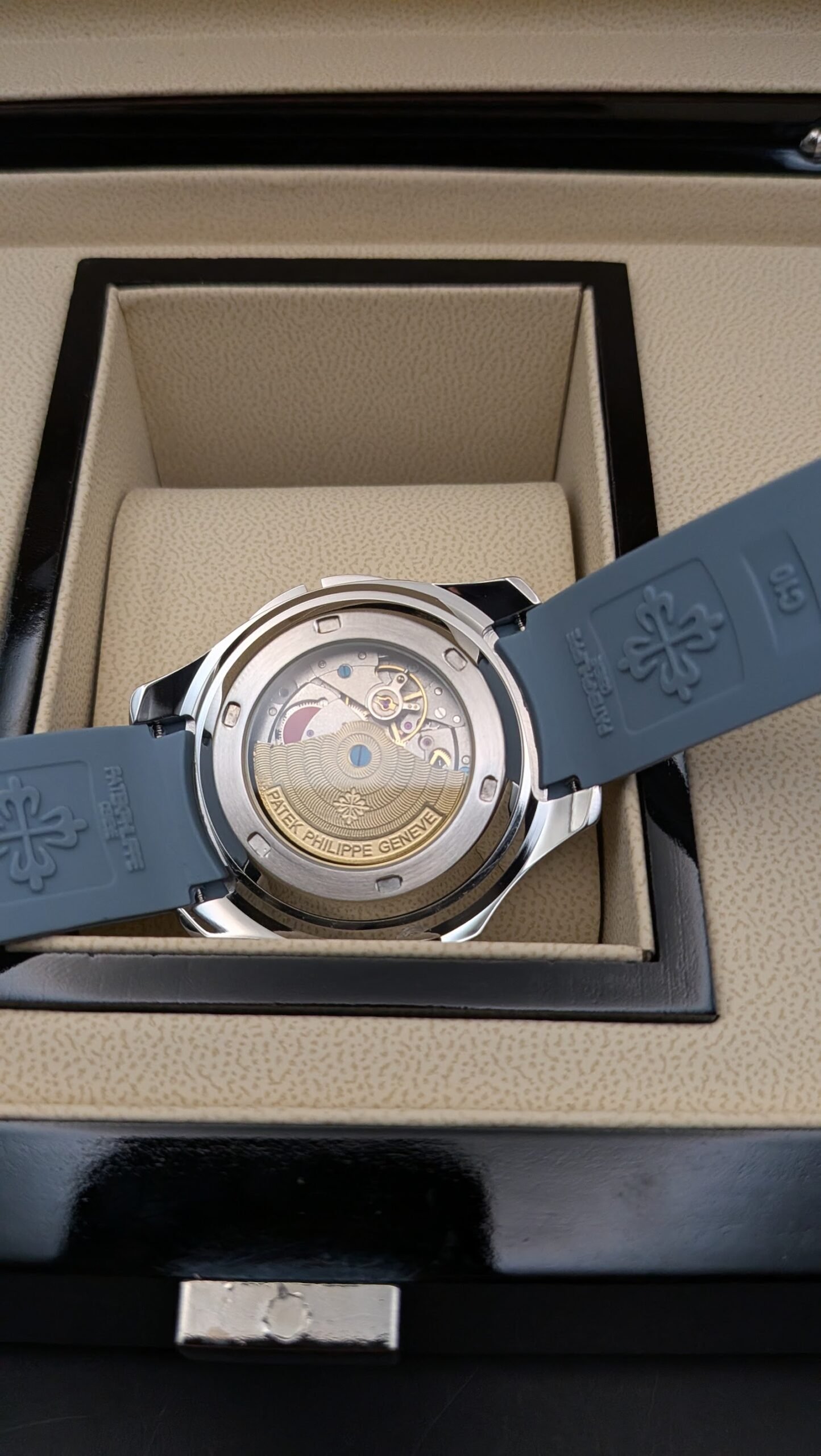 Patek Philippe — esfera gris azulada con doble huso horario y correa de caucho gris