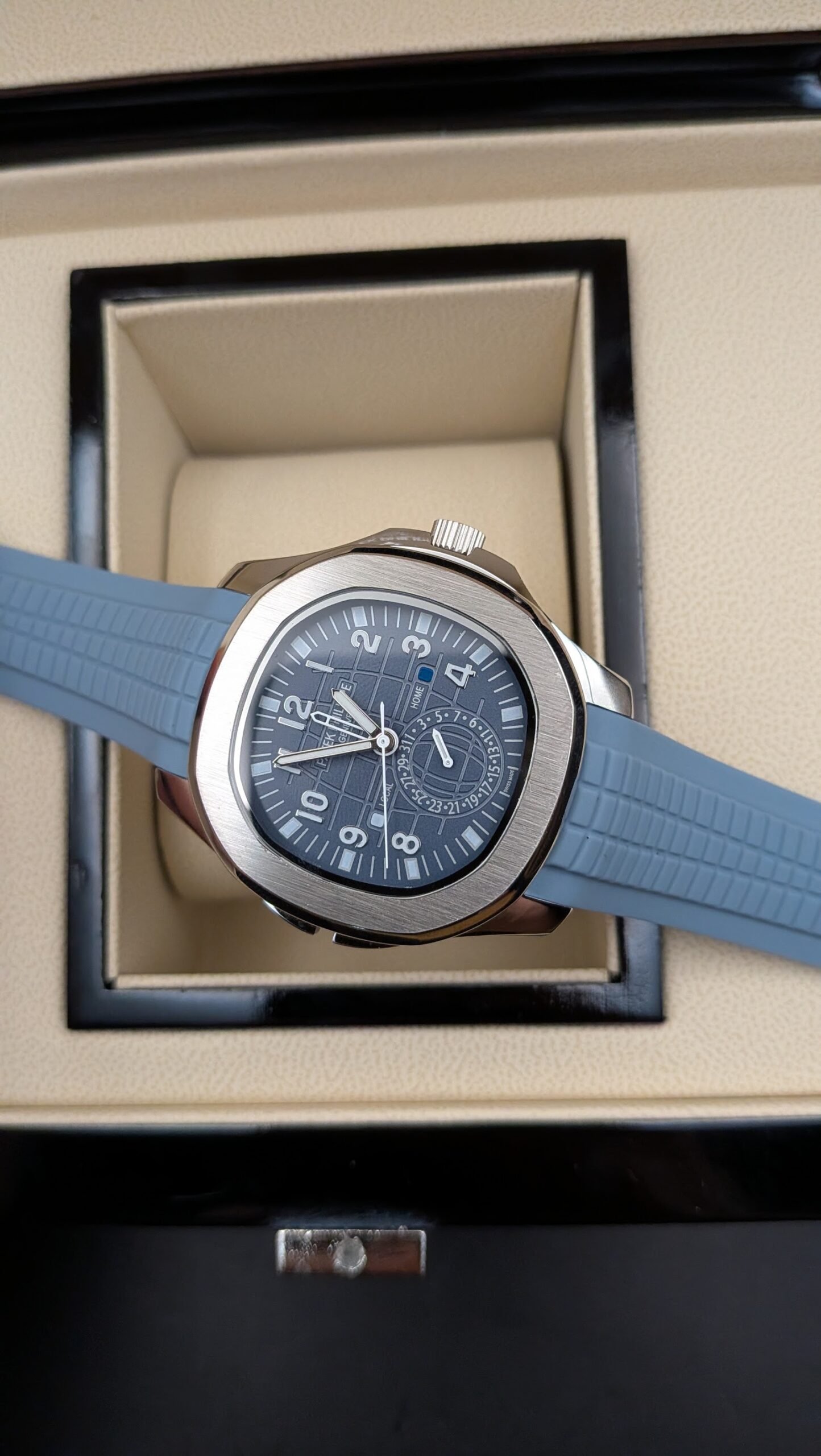 Patek Philippe — esfera gris azulada con doble huso horario y correa de caucho gris