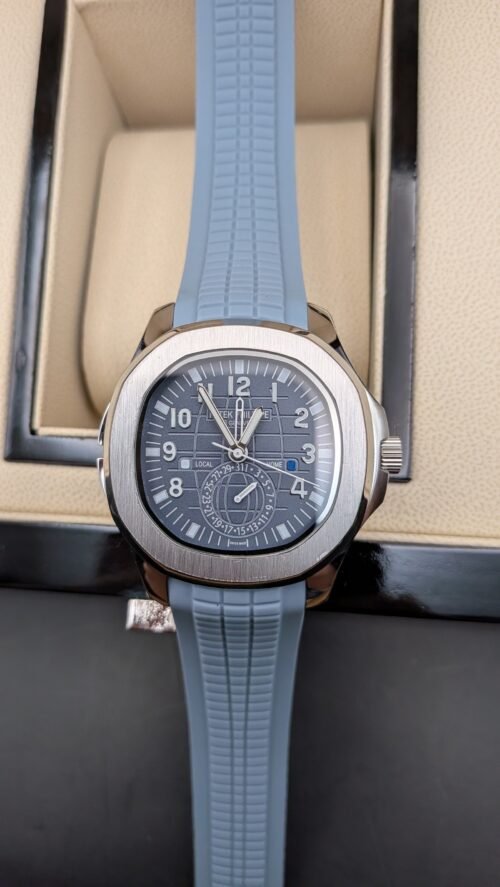 Patek Philippe — esfera gris azulada con doble huso horario y correa de caucho gris