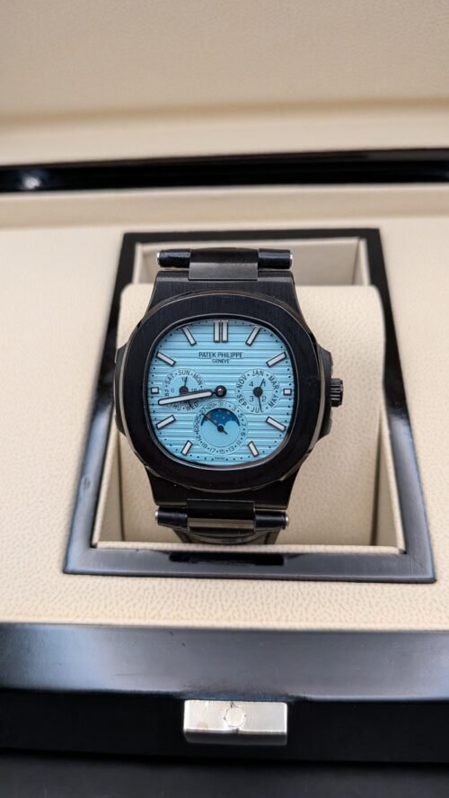Patek Philippe — esfera azul celeste con fases lunares, caja y brazalete negros