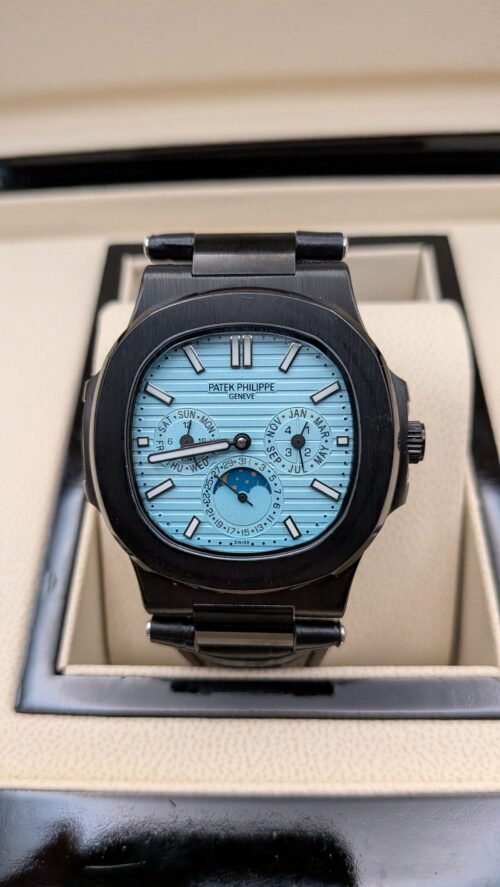 Patek Philippe — esfera azul celeste con fases lunares, caja y brazalete negros