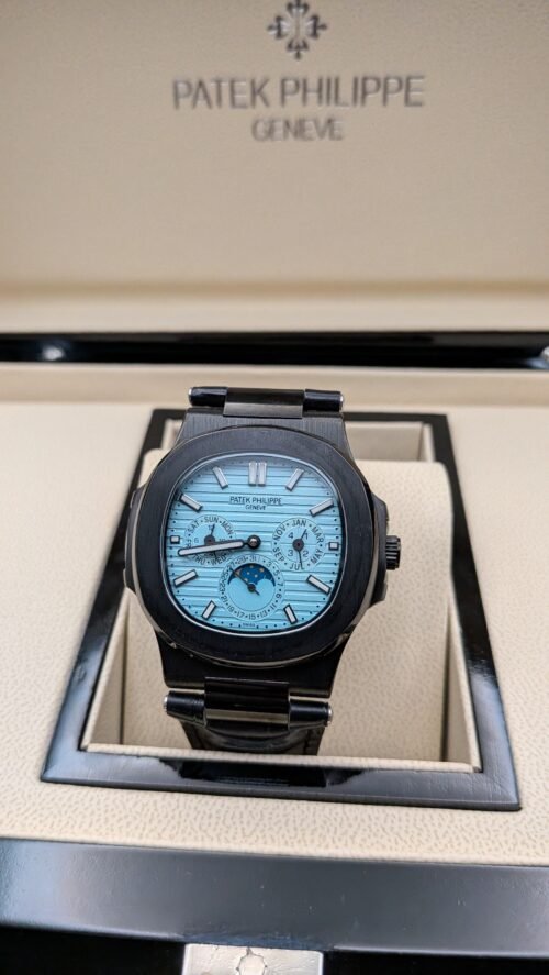 Patek Philippe — esfera azul celeste con fases lunares, caja y brazalete negros