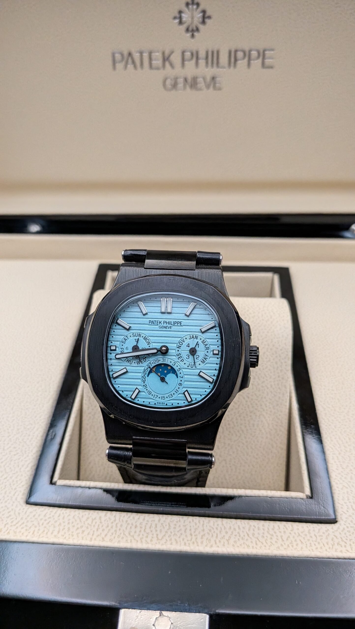 Patek Philippe — esfera azul celeste con fases lunares, caja y brazalete negros