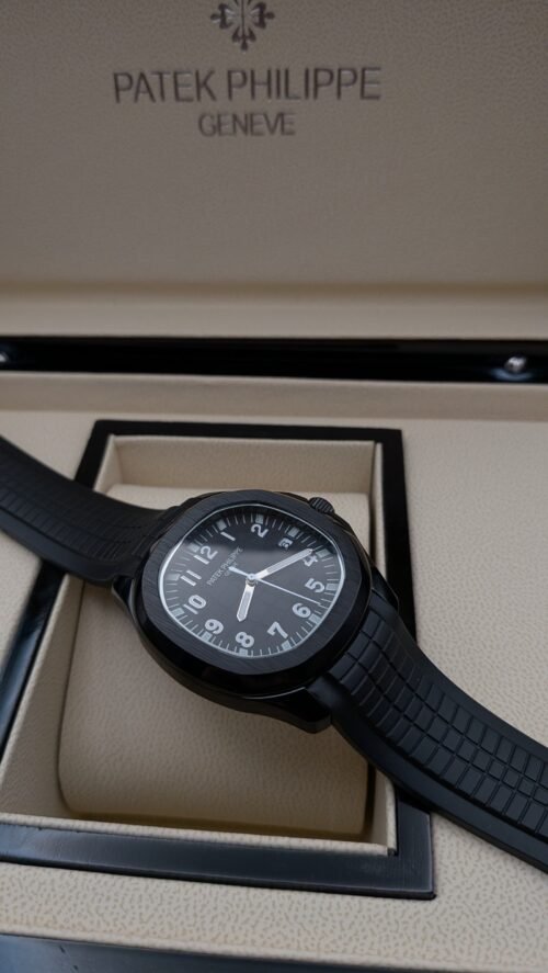 Patek Philippe — esfera negra con números grandes, caja negra y correa de caucho negra