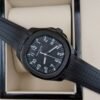 Patek Philippe — esfera negra con números grandes, caja negra y correa de caucho negra
