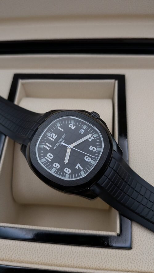 Patek Philippe — esfera negra con números grandes, caja negra y correa de caucho negra