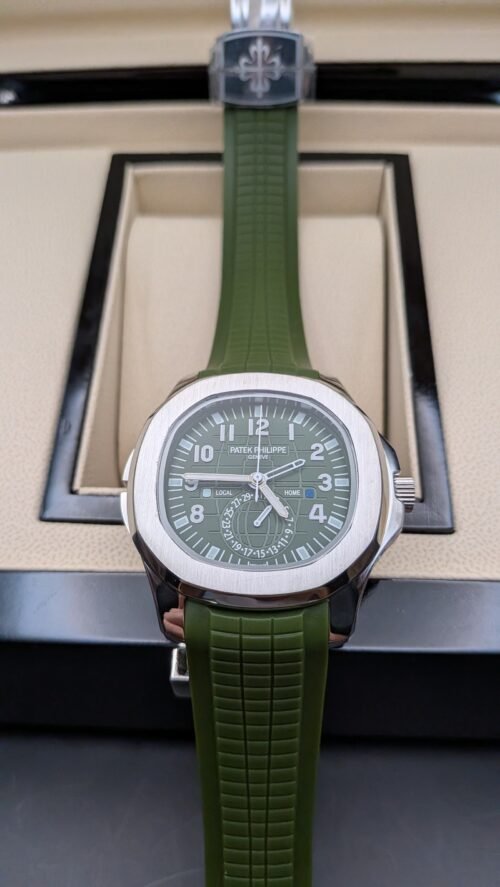 Patek Philippe — esfera verde con doble huso horario y correa de caucho verde