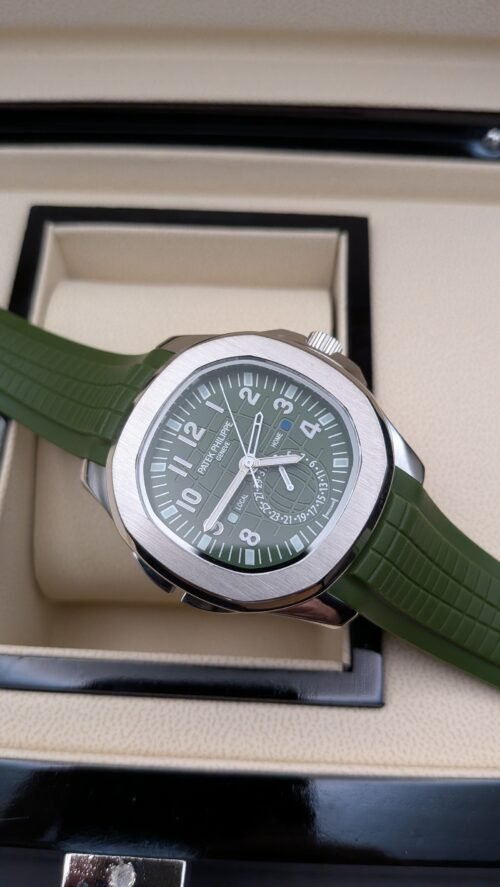 Patek Philippe — esfera verde con doble huso horario y correa de caucho verde