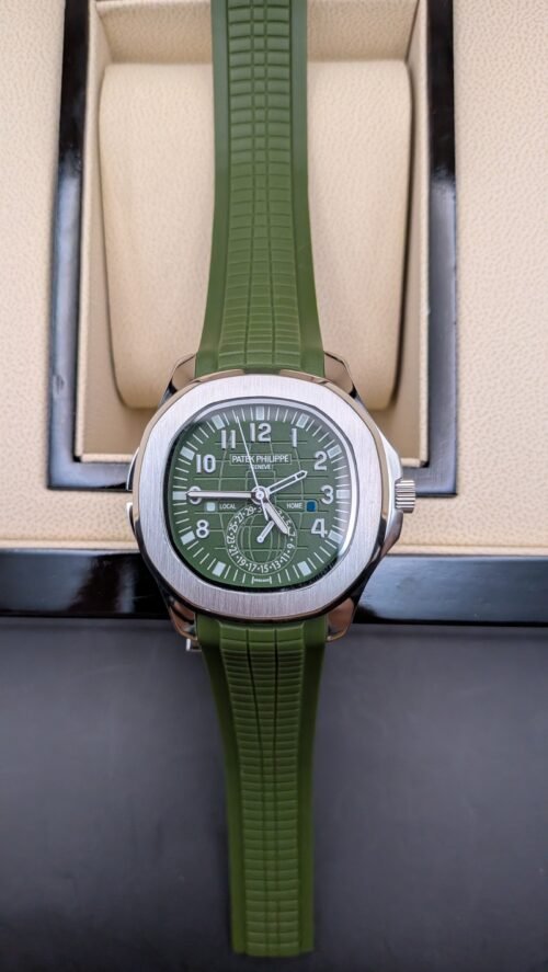 Patek Philippe — esfera verde con doble huso horario y correa de caucho verde