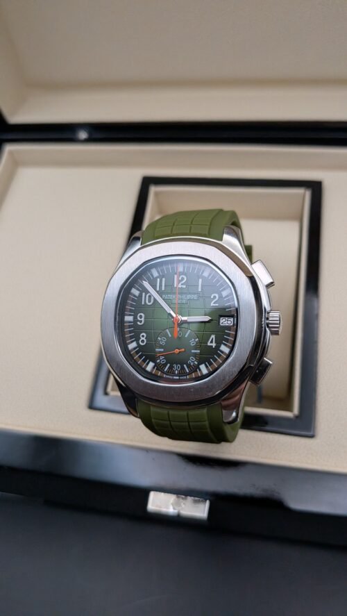 Patek Philippe — cronógrafo con esfera verde y detalles naranjas, correa de caucho verde