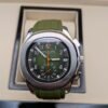 Patek Philippe — cronógrafo con esfera verde y detalles naranjas, correa de caucho verde